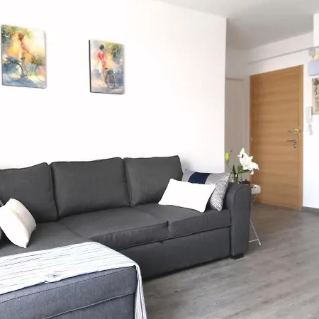 Lägenhet Beachfront Modern And Spacious