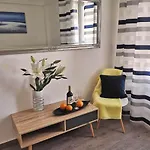 Beachfront Modern And Spacious 또레비에하
