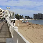 Beachfront Modern And Spacious טורבייחה