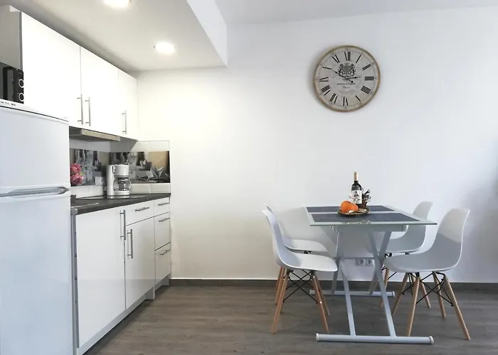 Beachfront Modern And Spacious トレビエハ